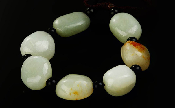 德西尔珠宝教你挑选和田玉手链，赶快来看