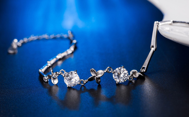 在银饰知名品牌买银饰有什么好处