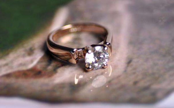 2019年买四爪钻戒好吗，耐看吗