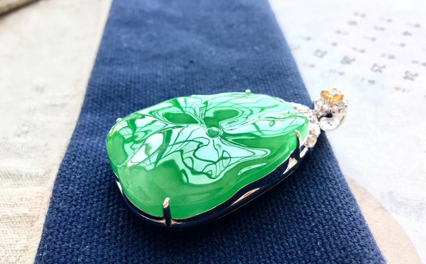 翡翠雕刻越少，价格越高