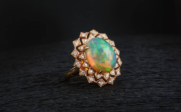 女性可以佩戴欧泊戒指吗，好不好看