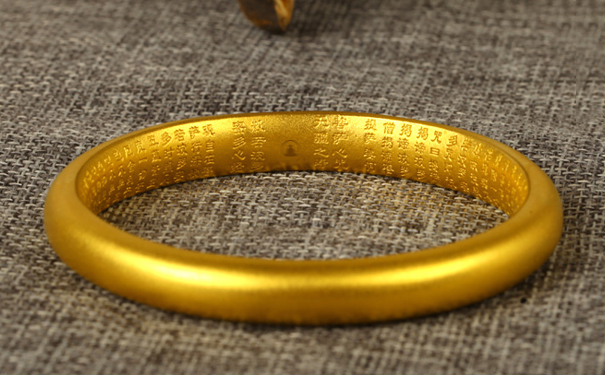 一只黄金手镯60克大吗？