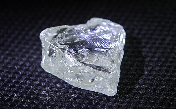 一颗65.7ct独特的心形钻石原石于情人节出现