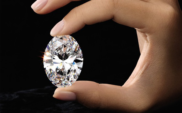 一枚 88.22 卡拉 D 色无瑕 Type IIa 椭圆形巨钻