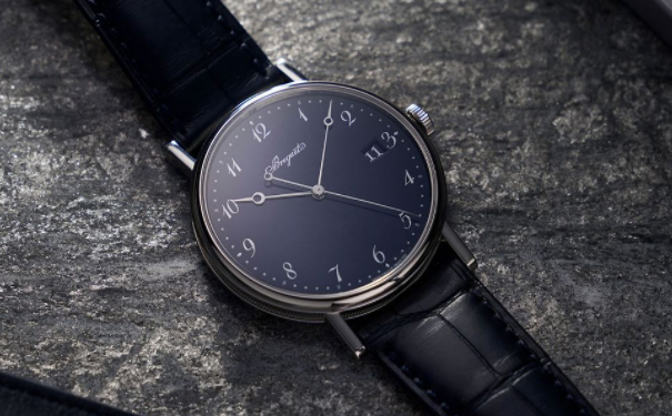 搭配深蓝色鳄鱼皮表带，官价23100瑞郎。