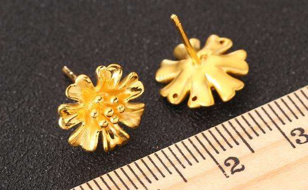 金耳钉怎么戴，你的金耳钉戴对了吗