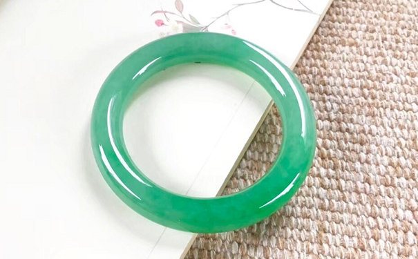 翡翠手镯价钱高不高