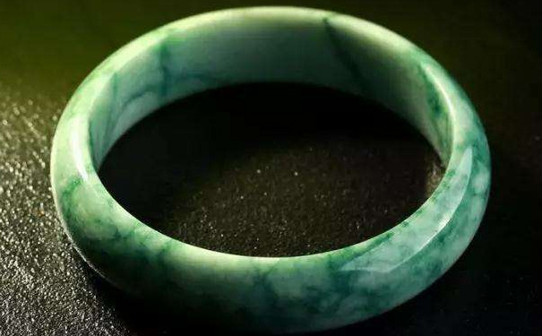 马牙种翡翠是什么，马牙种翡翠价格高不高