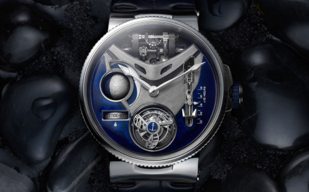 搭配海军蓝色鳄鱼皮表带，官价31万美元。限量30枚。