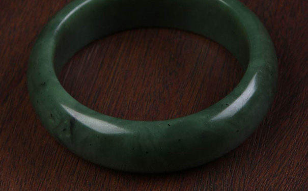 和田玉碧玉有黑点还可以买吗