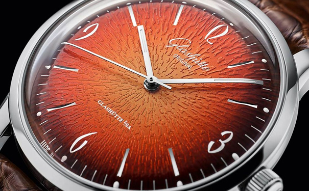 两枚腕表均采用抛光精钢表壳