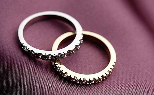 女士单身戒指戴在哪个手指比较好