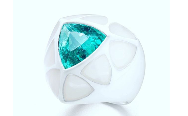 Arctic Ice 银质戒指，by Suzanne Syz  主石为一颗三角形切割帕拉伊巴碧玺，点缀白色陶瓷，绘有白色珐琅。