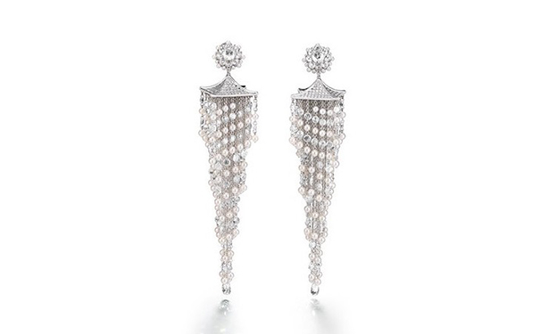 白金耳钉，by Suzanne Syz  镶嵌钻石和珍珠，灵感源自家具设计师 Verner Panton。