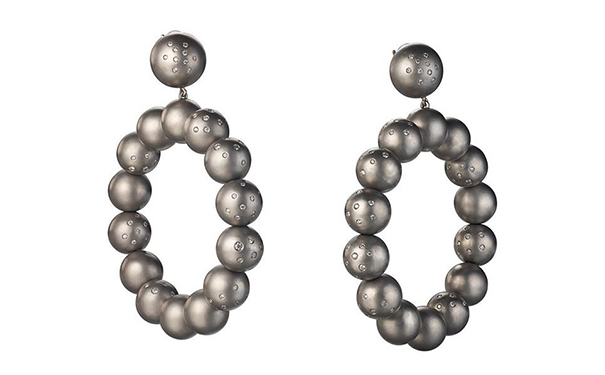 钛金属耳钉，by Suzanne Syz  采用电镀钛金属制作，镶嵌圆形切割钻石。