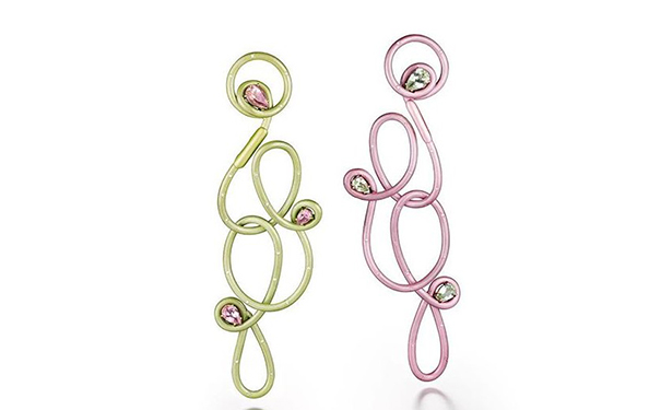  Rock Baroque 耳钉，by Suzanne Syz  采用阳极氧化铝制作，镶嵌水滴形切割粉色和绿色碧玺。