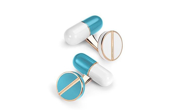 Adrenaline + 金质袖扣，by Suzanne Syz  绘有蓝色和白色珐琅。