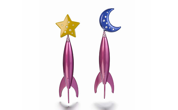 钛金属耳钉，by Suzanne Syz  采用电镀钛金属制作，镶嵌圆形切割钻石。