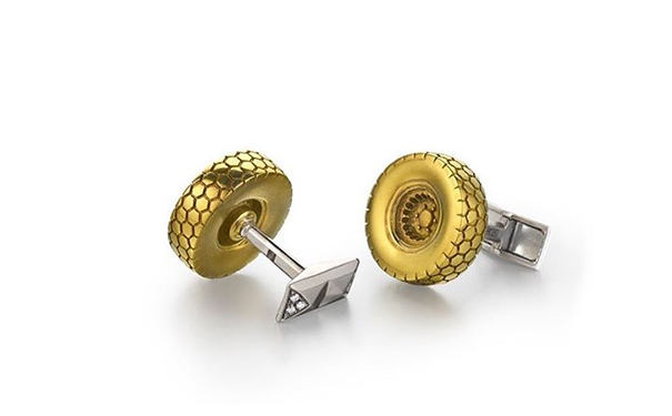 All Tired up 袖扣，by Suzanne Syz  采用电镀钛金属制作，镶嵌圆形切割钻石。