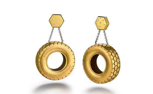  All Tired up 耳钉，by Suzanne Syz  采用电镀钛金属制作，镶嵌圆形切割钻石。