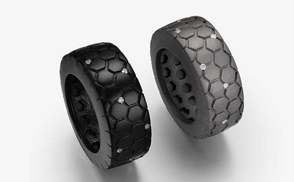 All Tired up 戒指，by Suzanne Syz  采用电镀钛金属制作，镶嵌圆形切割钻石。