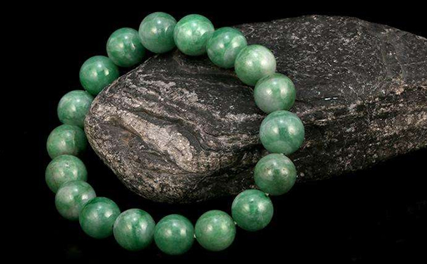 翡翠手串珠子为什么是18个