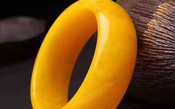 2019年买蜜蜡手镯怎样的才好看