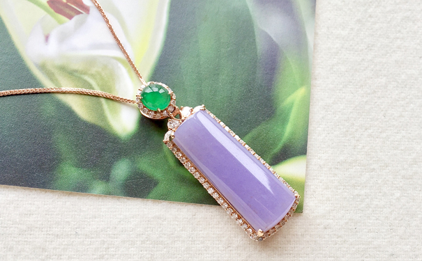 绿翡翠就一定高于颜色的翡翠价格高