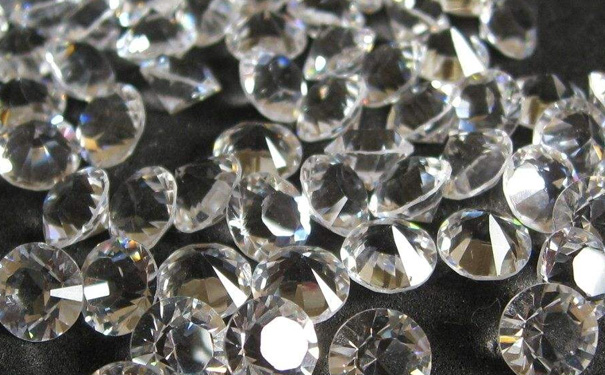 在钻石4C中，钻石颜色和净度哪个更重要