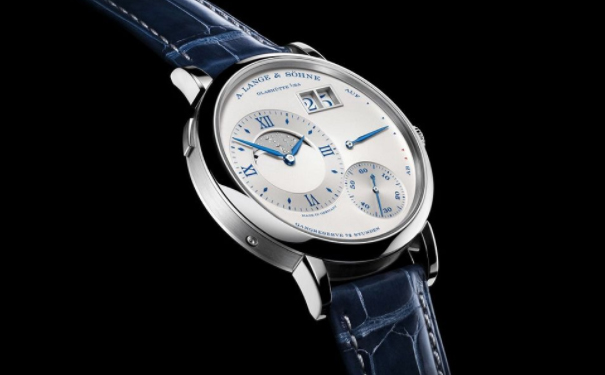 搭配蓝色鳄鱼皮表带，官价45800欧元。