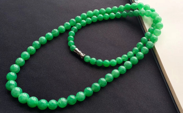 如何描述翡翠的颜色？