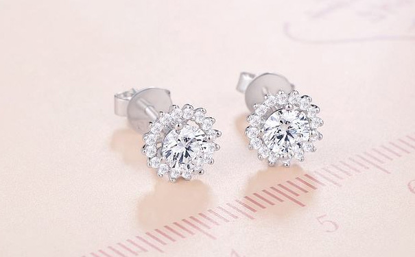 市面上耳钉新款多吗，该怎么挑选