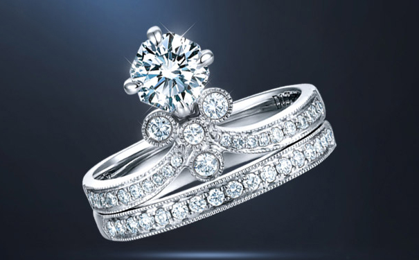 在钻石颜色种来区分，那种颜色的最贵