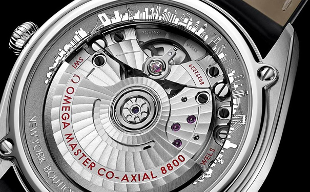 搭载 Calibre 8800 至臻天文台自动上链机芯，动力储备55小时。