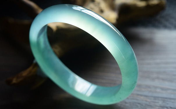 一只翡翠冰种手镯