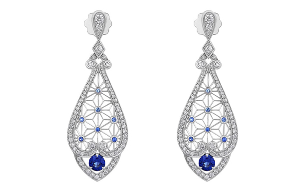 Filigree 耳坠，by Garrard  镶嵌150颗圆形切割钻石，总重1.41ct，点缀16颗圆形切割蓝宝石，总重1.38ct。