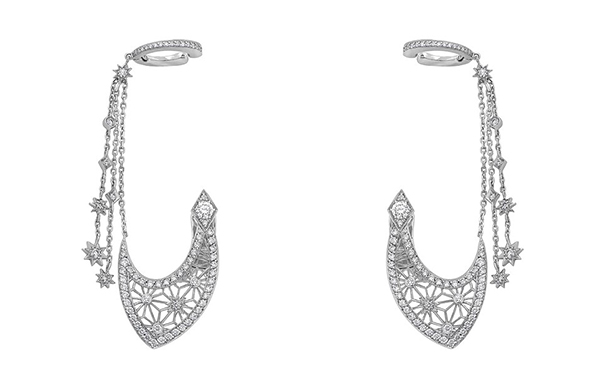 Filigree 耳坠，by Garrard  镶嵌154颗圆形切割钻石，总重1.89ct。