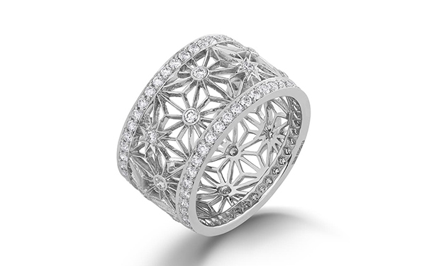 Filigree 戒指，by Garrard  镶嵌96颗圆形切割钻石，总重1.17ct。
