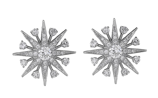 Starlight 耳坠，by Garrard  镶嵌66颗圆形切割钻石，总重1.30ct。