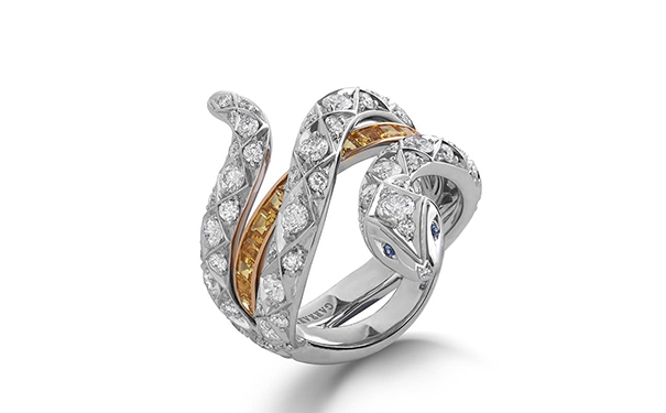 Signature Serpent 戒指，by Garrard  镶嵌67颗圆形切割钻石，总重1.77ct，镶嵌16颗黄色蓝宝石，总重0.77ct，蛇眼为圆形切割蓝宝石，总重0.02ct
