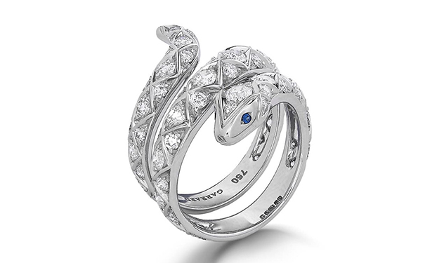 Signature Serpent 戒指，by Garrard  镶嵌71颗圆形切割钻石，总重2.06ct，点缀2颗总重0.02ct的蓝宝石蛇眼。