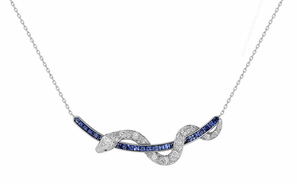 Signature Serpent 挂坠项链，by Garrard  镶嵌阶梯形切割蓝宝石和圆形切割钻石。