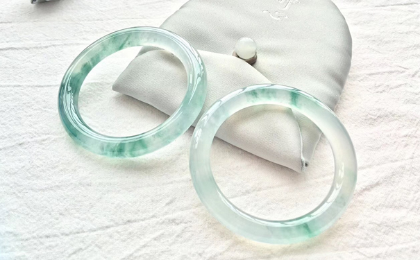 翡翠手镯什么颜色好，是绿的吗