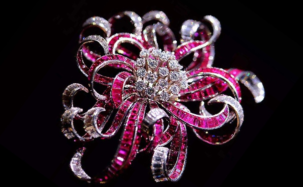 宝诗龙为格蕾丝王妃打造的玫瑰花胸针