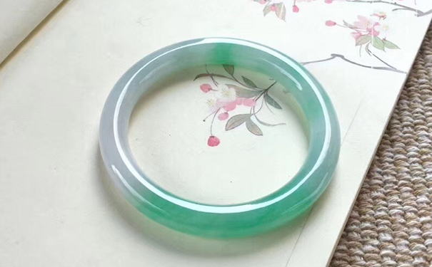 了解白底青翡翠