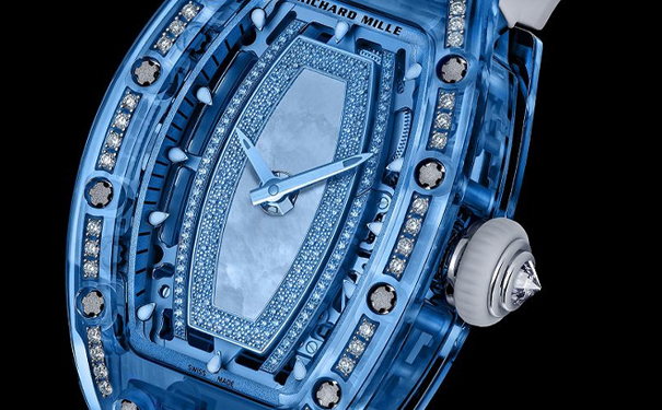 粉色蓝宝石表壳版搭配碧玉（jasper）、蓝色版搭配珍珠母贝、绿色版搭配软玉