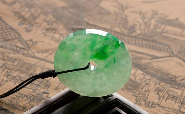 佩戴染色翡翠吊坠有什么危害