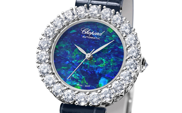 黑欧泊拥有天然的蓝绿色变彩