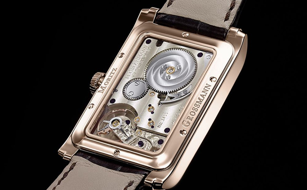 搭载新设计的 cal. 102.3 手动上链机芯