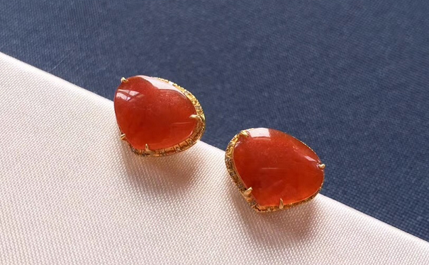 “鸡冠红”的红翡价值最高